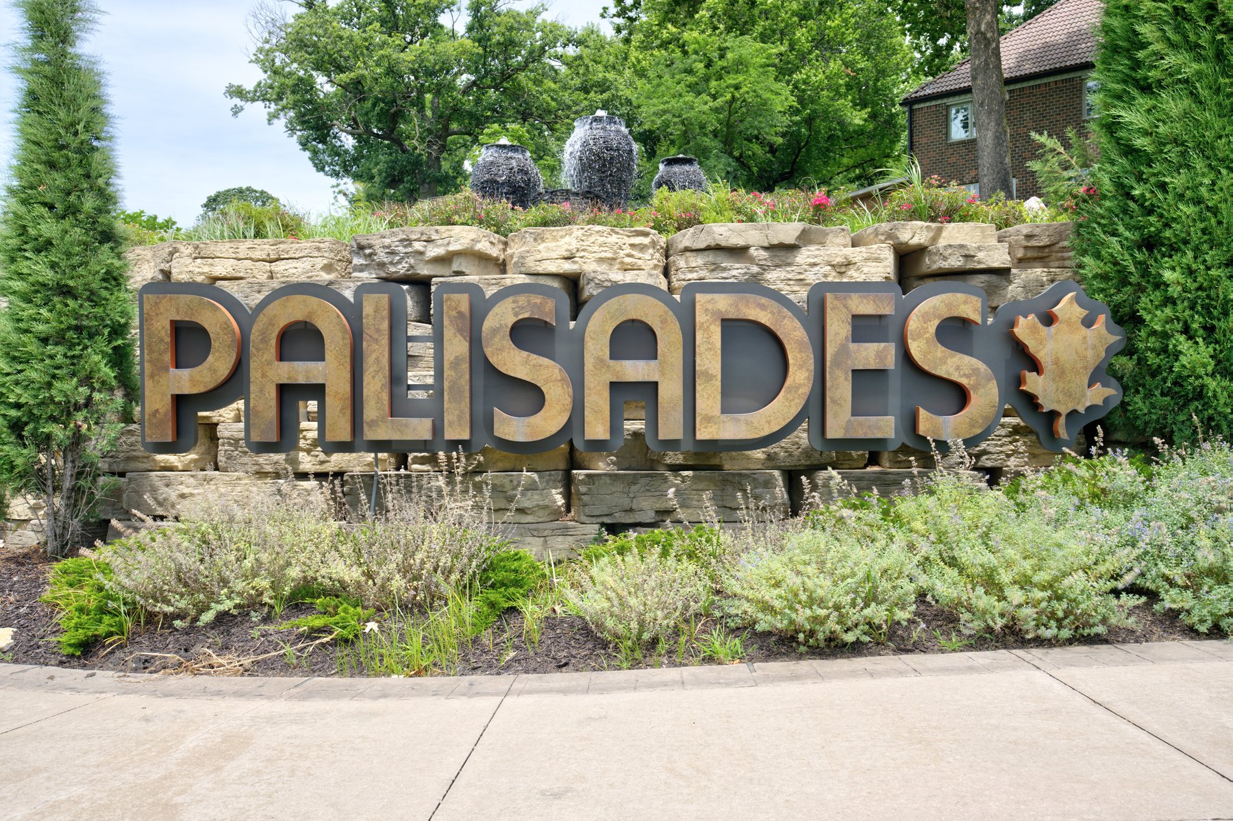 The Palisades neighborhood entrance sign in Riverside, Missouri (Kansas City metro)
