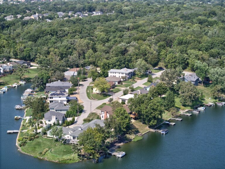 Lake Waukomis community photo 1